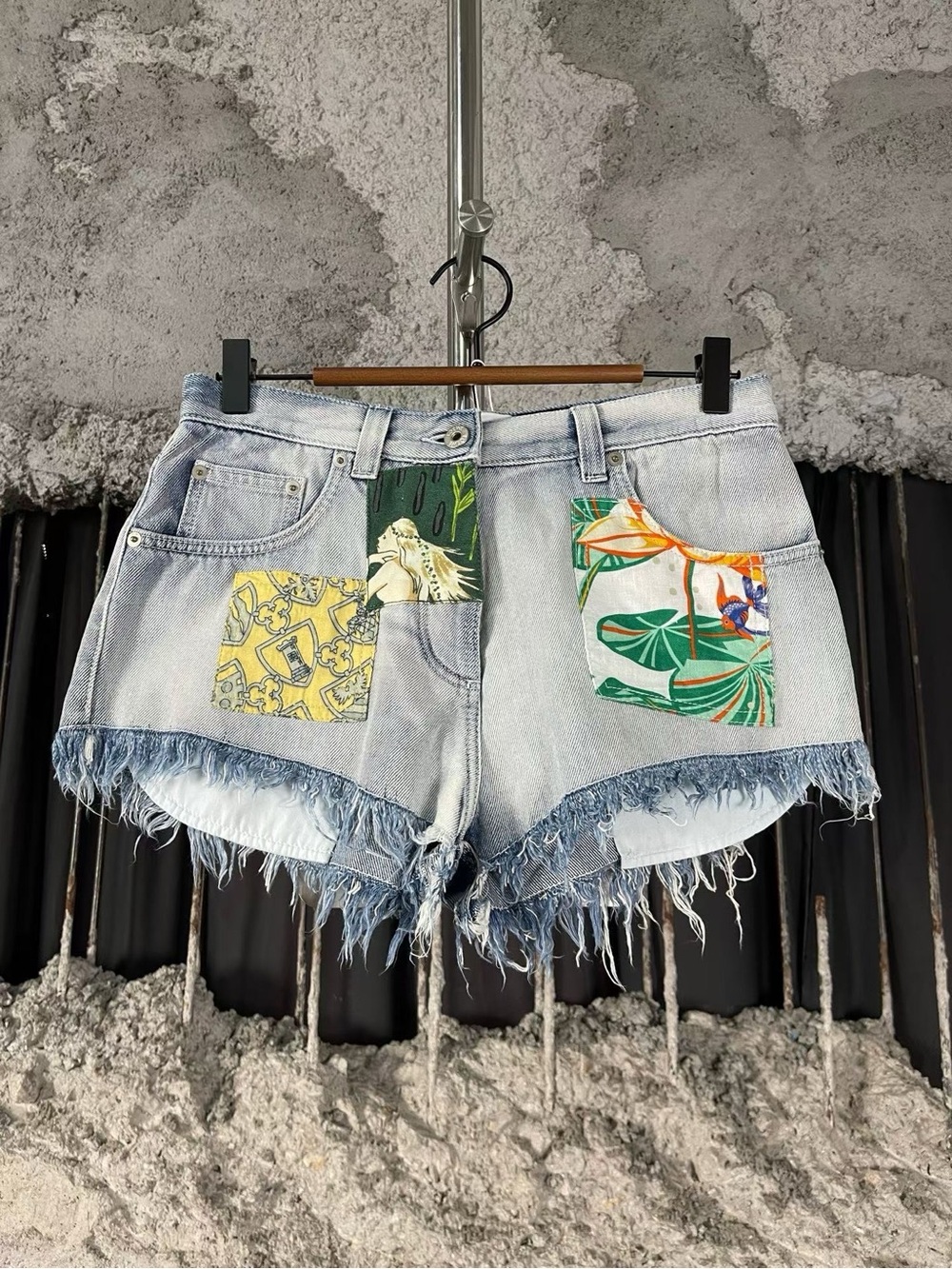 🚩steal Loewe Light Wash Denim Shorts with Tropical Patch Pockets